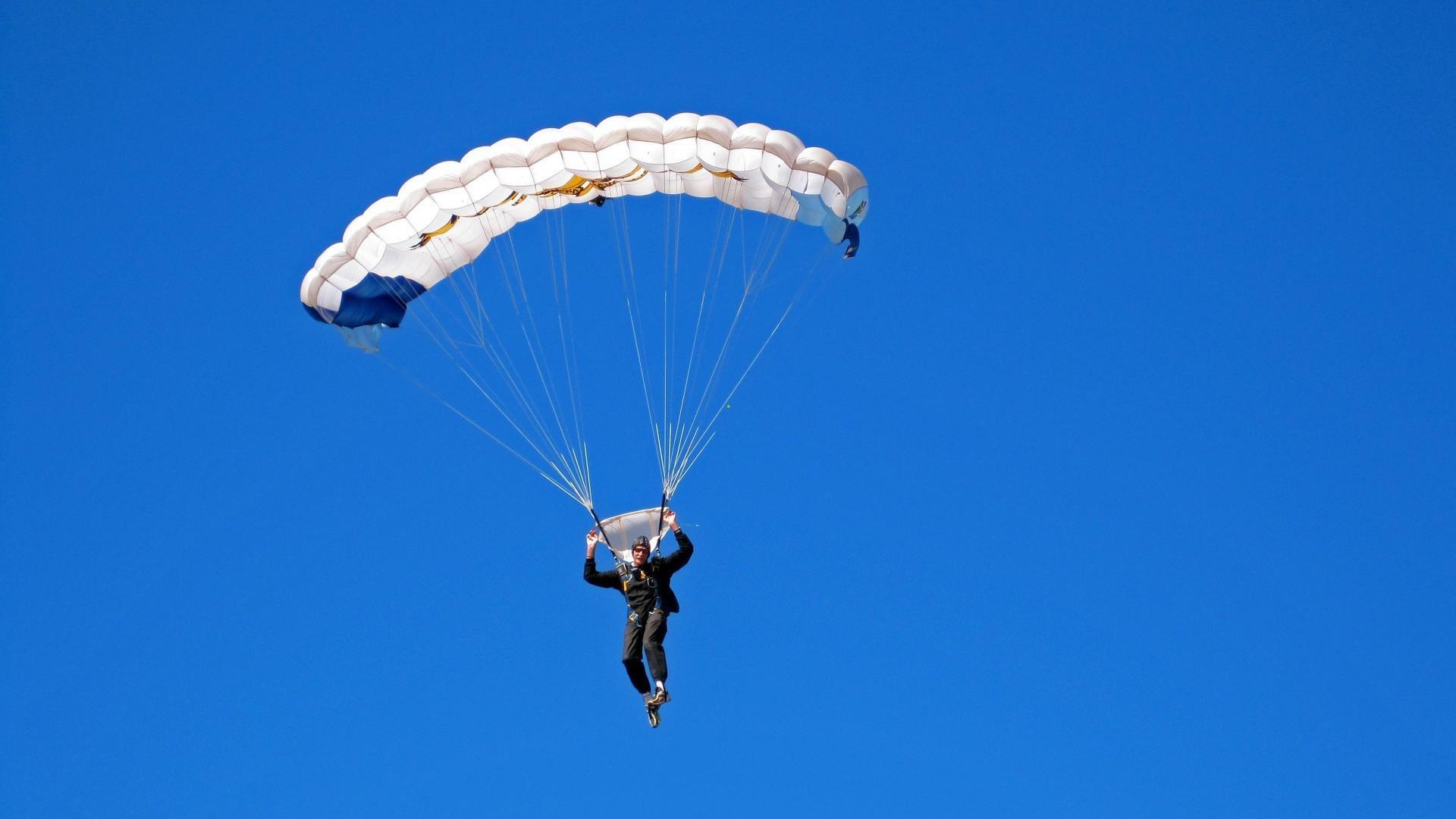 综合格斗巨星李昊强势卫冕，激战五回合捍卫金腰带