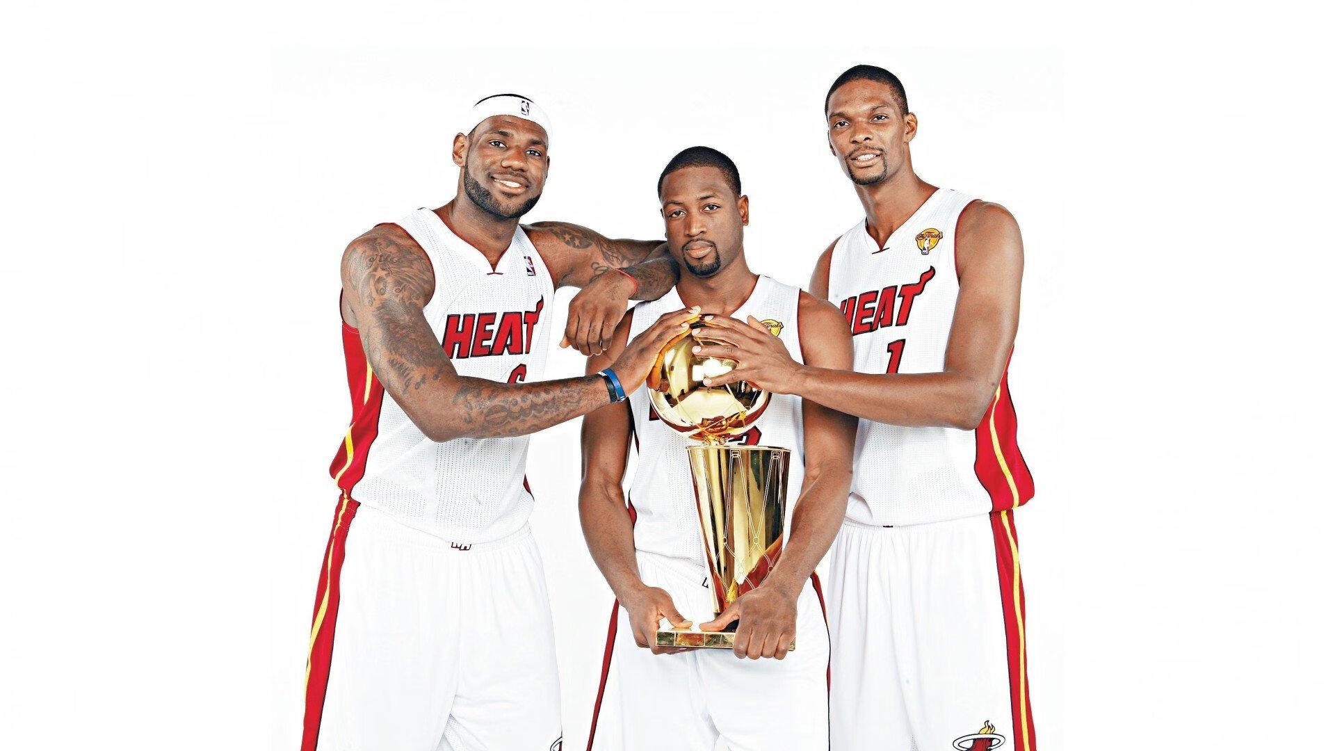 VAR介入引发裁判争议，关键判罚改写比赛结局