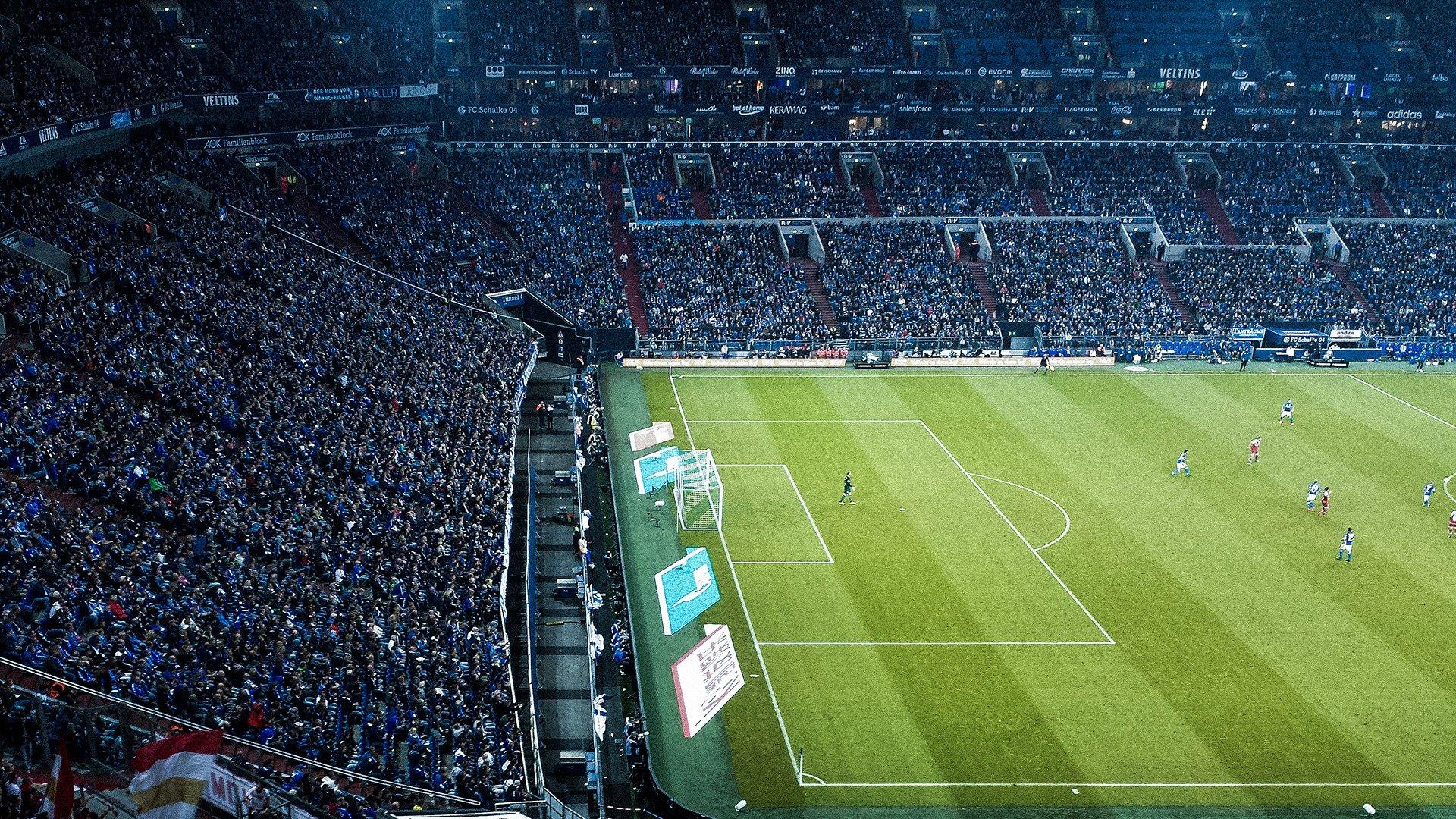 梅西梅开二度助迈阿密国际逆转取胜，球迷沸腾