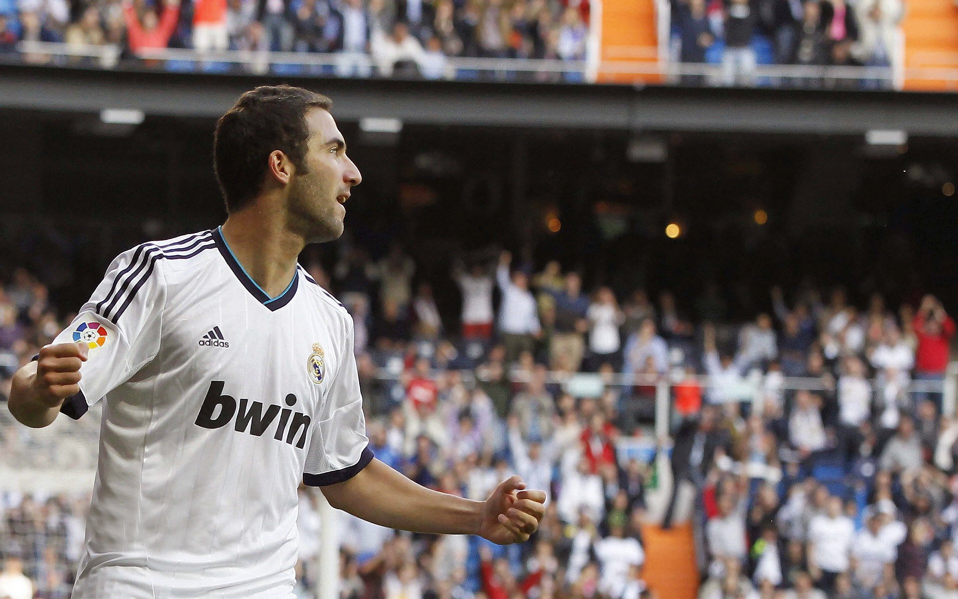 百米飞人巅峰对决 新锐天才打破十年纪录